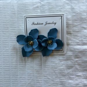 Beautiful blue grey earrings. Perfect for a wedding, something blue 💙